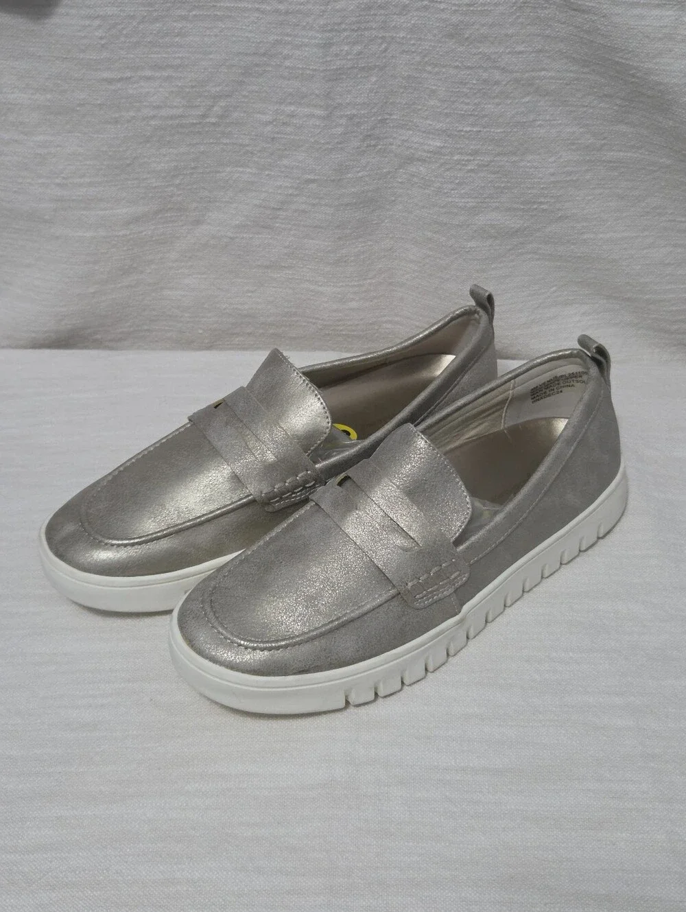 NWOT Tommy Bahama Venus Metallic Silver Platform Penny Loafers - Women’s Size 9M